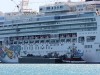 Betanken eines Kreuzfahrtschiffs im Hafen von Miami Betanken eines Kreuzfahrtschiffs im Hafen von Miami