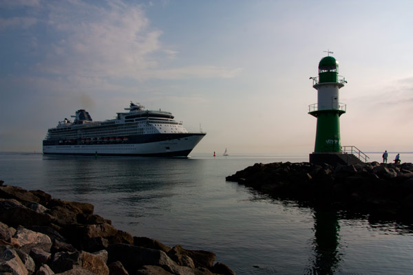 Celebrity Constellation an der Hafeneinfahrt Warnemünde