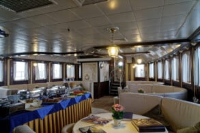 Salon / Restaurant / Bar