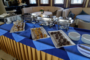 Salon / Restaurant / Bar