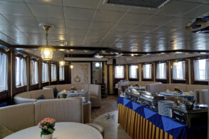 Salon / Restaurant / Bar