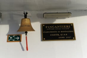 Schiffsglocke und Werft-Schild