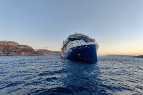 Celebrity Apex vor Santorini