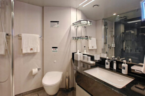 Yacht Club Deluxe Suite 16015