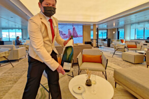 Kellner in der Observation Lounge