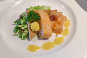 Duo vom schottischen räucher- und pochiertem Lachs
