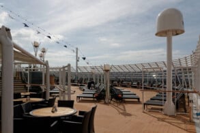 Yacht Club Pool & Sonnendeck