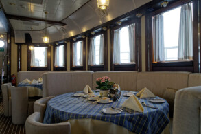 Salon / Restaurant / Bar