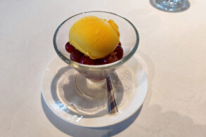 Mango-Sorbet, eingelegte Trauben
