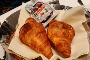 frische Croissants und Nutella