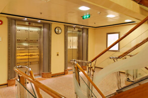 Treppen und Aufzüge