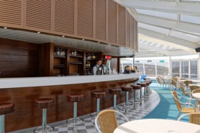 Helios-Bar am Pool
