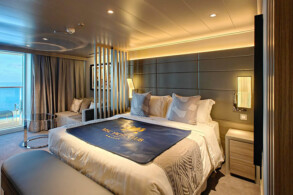 Yacht Club Deluxe Suite 16015