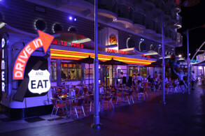 Oasis of the Seas bei Nacht: Johnny Rocket's am Boardwalk