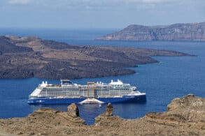 Celebrity Apex vor Santorini