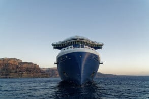 Celebrity Apex vor Santorini