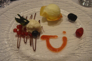 Weisses Schokomousse und Champagner-Eis