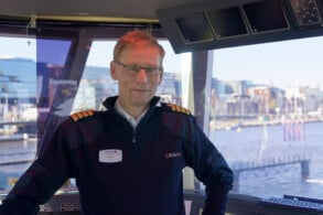 Kapitän Ulli Schwalbeam Steuerstand der A-Rosa Sena