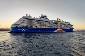 Celebrity Apex vor Santorini