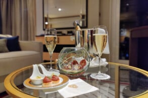 Champagner und Häppchen zur Begrüßung in der Suite