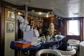 Salon / Restaurant / Bar