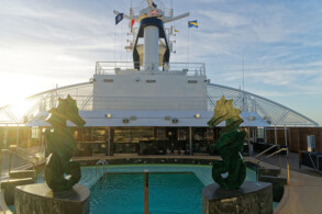 Yacht Club Pool- und Sonnendeck