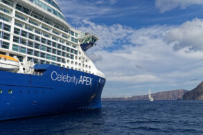 Celebrity Apex vor Santorini