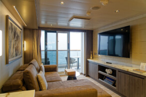 Cove Residence Suite 8033