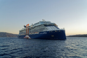 Celebrity Apex vor Santorini