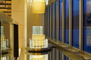Glasfront der Lobby