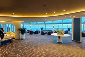 Yacht Club Top Sail Lounge