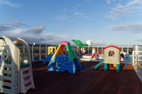 Kids-Pool und -Sonnendeck