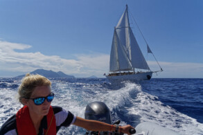 Rhea unter Segeln zwischen Vulcano und Lipari - Bootsfrau Nici
