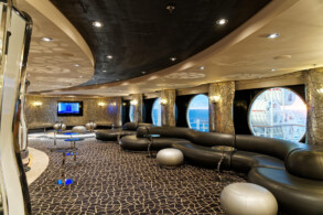 Black & White Lounge