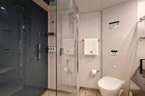 Yacht Club Deluxe Suite 16015