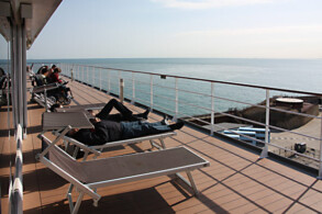 Sonnenliegen am Heck, Deck 14