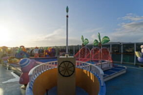 Kids-Pool und -Sonnendeck