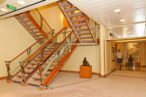 Treppen und Aufzüge