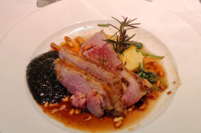 langsam geröstete Lammhüfte, Johannisbeer-Minzsauce
