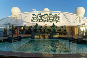 Yacht Club Pool- und Sonnendeck