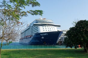 Mein Schiff 5 in Singapur