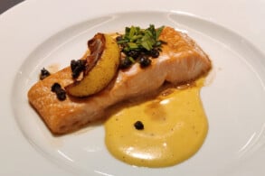 Pochierter Lachs von den Lofoten