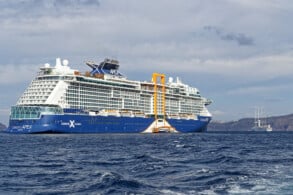 Celebrity Apex vor Santorini