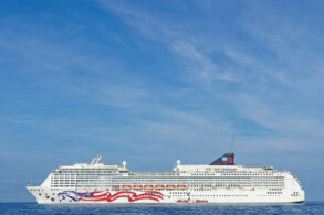 Pride of America vor Kona, Big Island