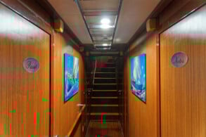 Treppe zu den Kabinen