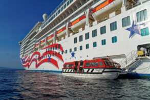 Pride of America vor Kona, Big Island
