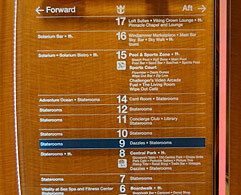 Tafeln mit Decksplänen an den Aufzügen