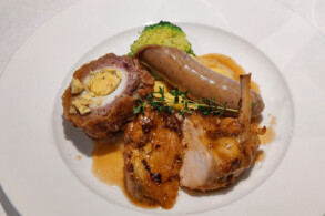 gebratene Perlhuhnbrust, schottisches Ei, Bratwurst, Gnocchi, Pastinaken-Pürree
