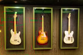 Signierte Gitarren ...