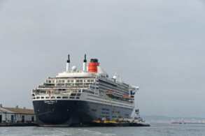 Queen Mary 2 in Brooklyn